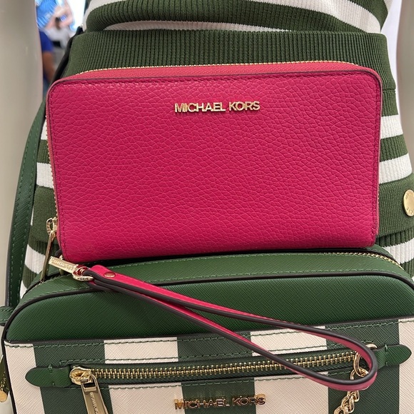 MICHAEL KORS LARGE FLAT MULTIFUNCTION PHONE CASE WALLET WRISTLET 
ELECTRIC PINK - Picture 7 of 16